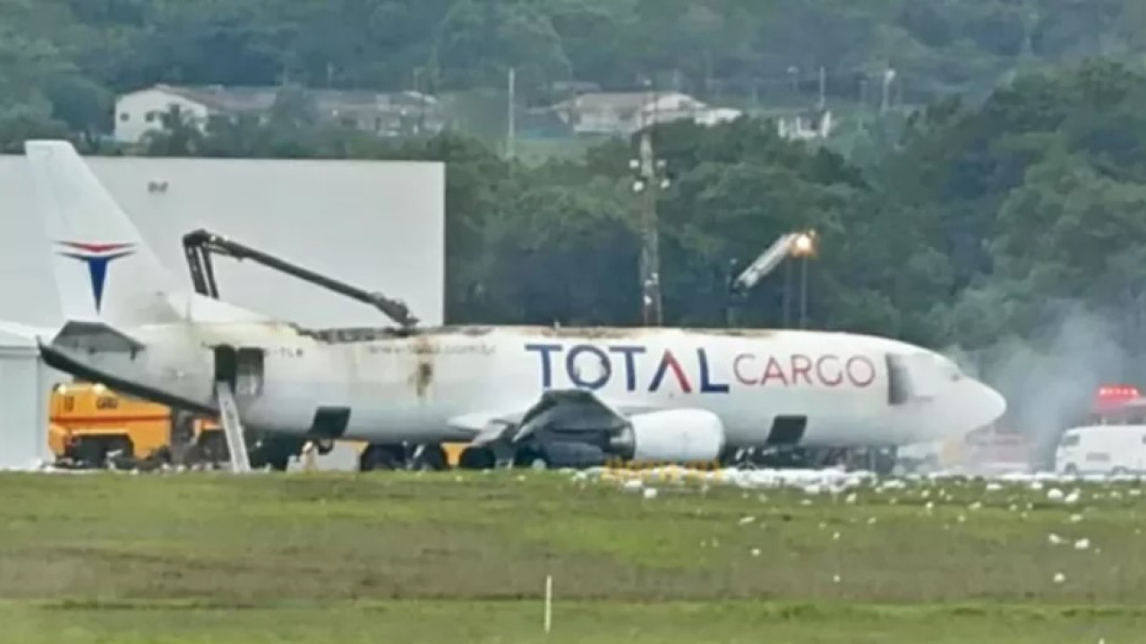 Avião de carga pega fogo no ar e faz pouso de emergência em Guarulhos