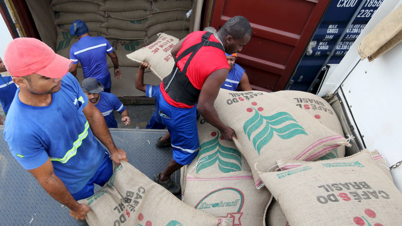 Brasil exporta recorde de 4,9 milhões de sacas em outubro, segundo Cecafé